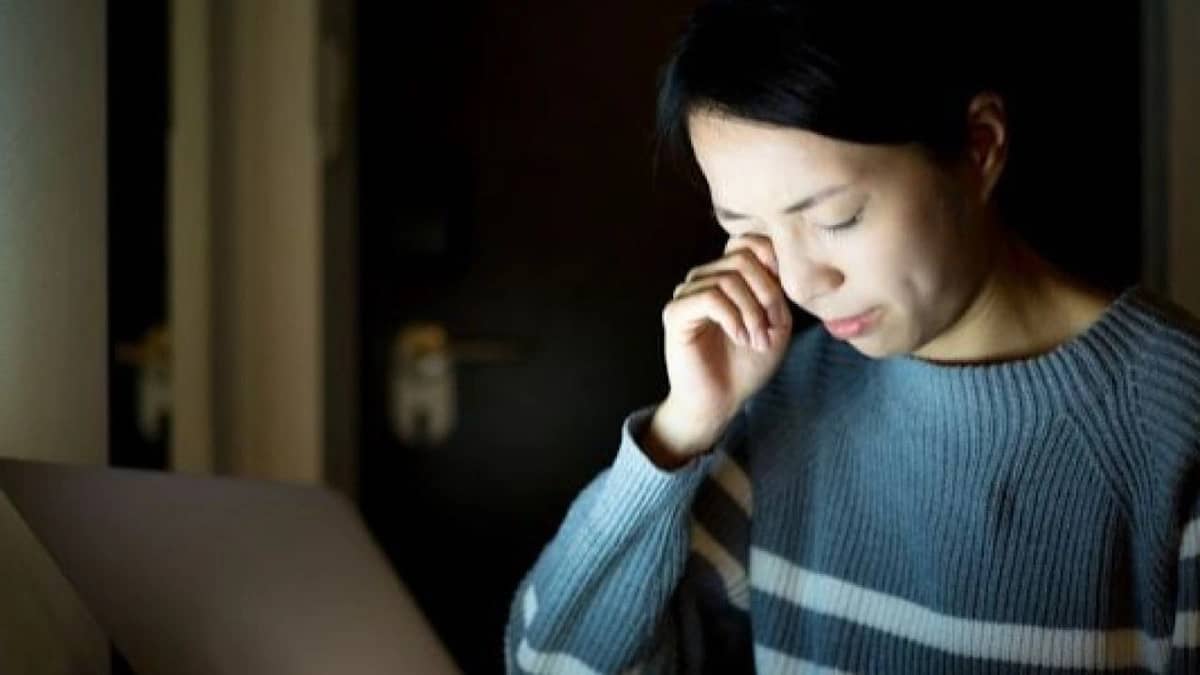 استشاري : الشاشات والهواتف الذكية لا تسبب جفاف العين .. فيديو