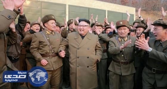 بالصور.. عسكري مسن «يركب ظهر» زعيم كوريا الشمالية
