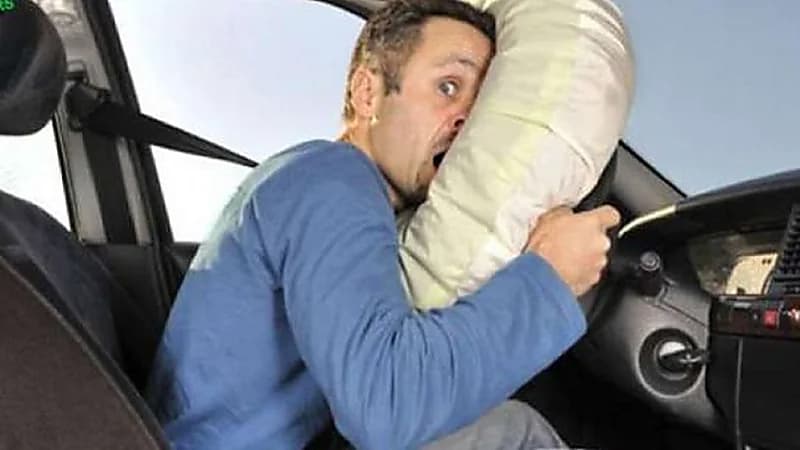 علامات تكشف عطل الوسائد الهوائية بالسيارة