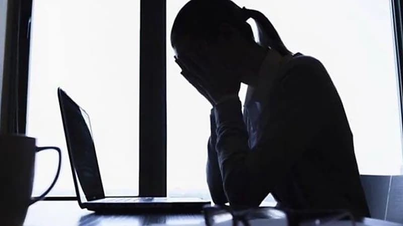 السجن عامان وغرامة مالية لفتاة ابتزت صديقتها بنشر صورها