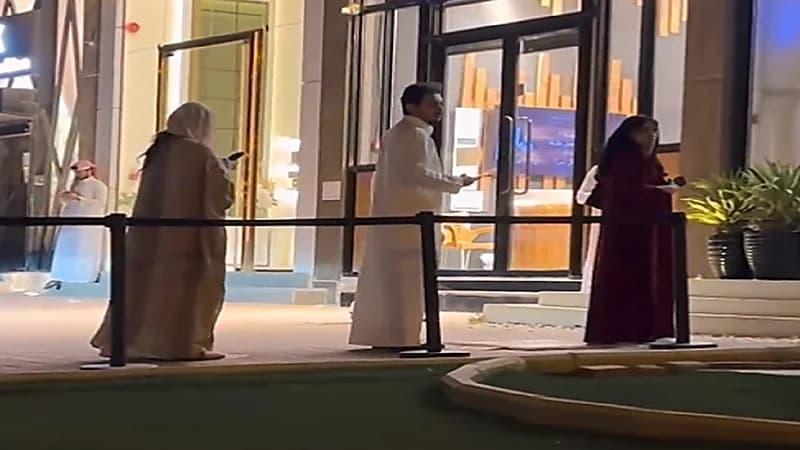 شبان: أخذنا أموال مقابل الوقوف بطوابير المقاهي بالرياض .. فيديو