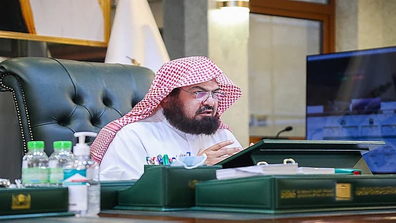 "السديس": لقاح كورونا شرط لموظفي الحرمين الشريفين من غرة رمضان