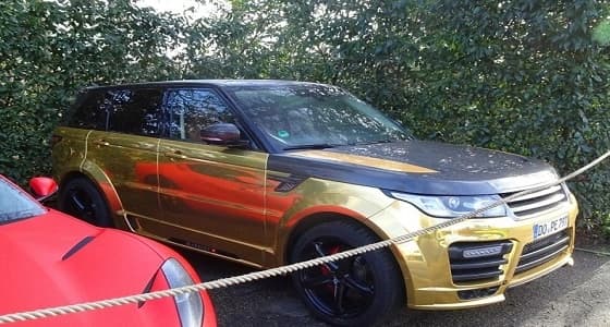 بالصور.. " أوباميانج " يستعرض سيارته الفارهة في لندن