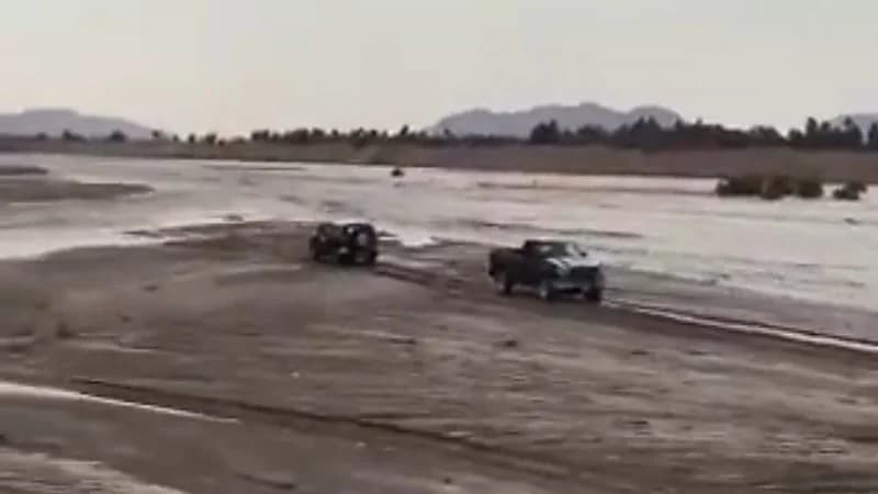 شاهد.. لحظة إنقاذ مركبة بسيول نجران