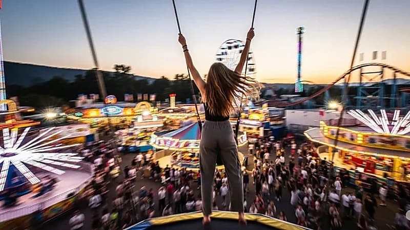 حادث مرعب لفتاة علق شعرها في لعبة بالملاهي