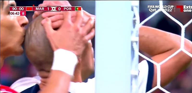 فيديو..مدافع المغرب يقبل رأس بيبي بعد إهدار فرصة هدف للبرتغال