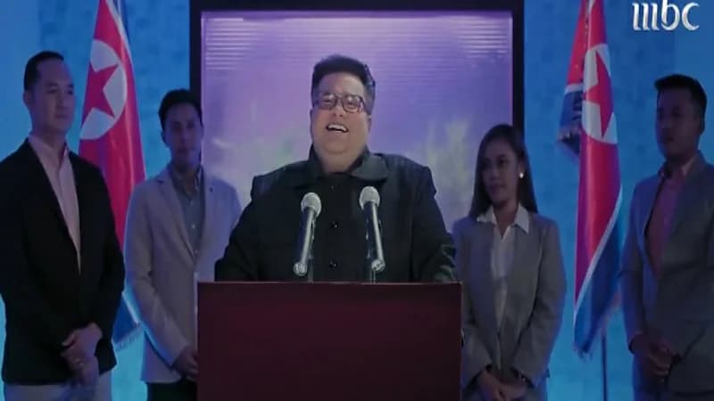 شاهد.. عبدالمجيد الرهيدي يقلد زعيم كوريا الشمالية بطريقة كوميدية في " ستوديو 21 "