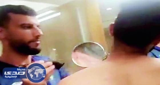 بالفيديو.. عمر السومة حلاق في معسكر الأهلي