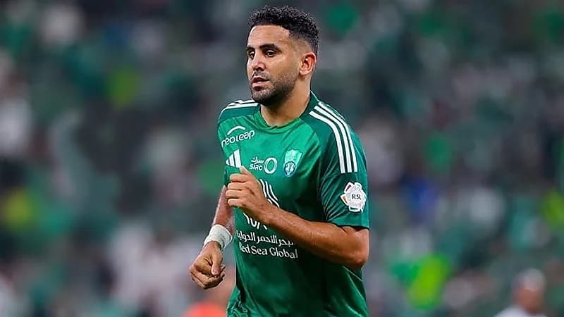 محرز يؤدي صلاة التراويح في المسجد النبوي .. فيديو