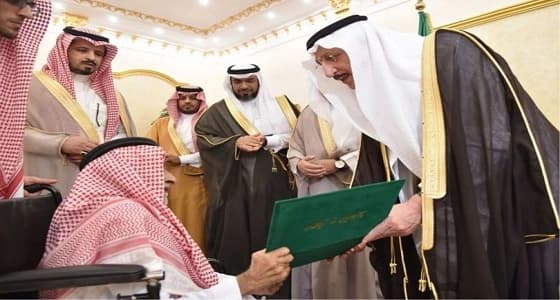 أمير جازان يكرم المفكر والأديب الرفاعي نظير إسهاماته العلمية والأدبية