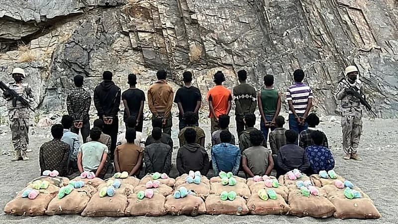 القبض على 32 مخالفًا لتهريبهم مواد مخدرة