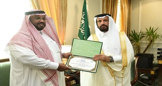وكيل الامارة د.المقرن يكرم محافظ الدرب ورئيس مركز آل زيدان وعددا من الموظفين لجهودهم الأمنية
