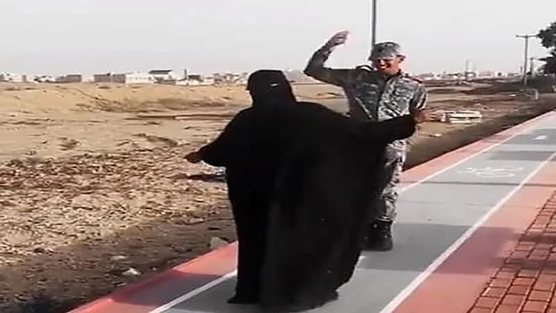 شاهد.. مجند يؤدي التحية العسكرية لأمه ويعانقها بعد عودته من دورة تدريبية