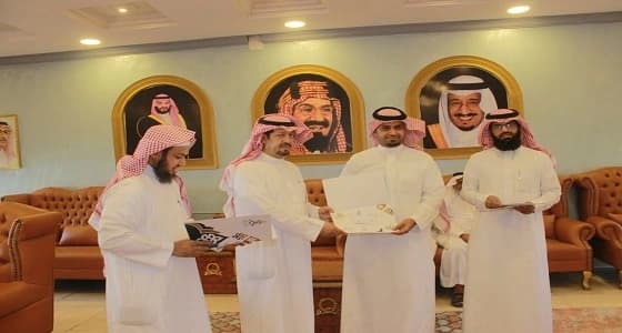 بالصور.. " محافظ المخواة " يكرم الطلاب الفائزين في مسابقة الملك سلمان لحفظ القران