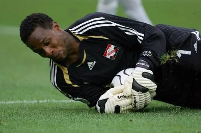 محلل رياضي يسقط مغشيًّا عليه على الهواء خلال لقاء ريال مدريد وميلان .. فيديو