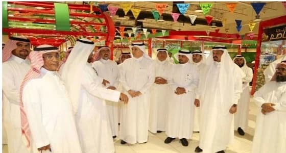 وزير البيئة يقوم بجولة تفقدية لسوق الخضار بجازان