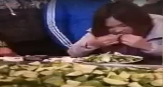 بالفيديو.. مسابقة بين موظفين على أكل الليمون