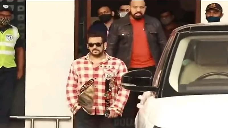 شاهد.. لحظة وصول سلمان خان إلى مطار مومباي بعد عودته من الرياض