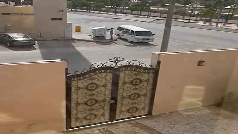 شاهد.. عمالة تفرغ حاويات جمع الملابس بطرق غير شرعية معرضة حياة طفل للخطر