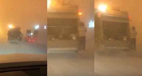 بالفيديو.. استياء من شركة نظافة أجبرت عمالها على العمل بذروة غبار الرياض