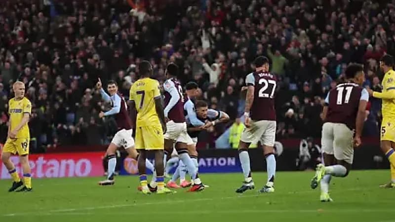 سائق يدهس مشجعي أستون فيلا أمام الملعب عمداً