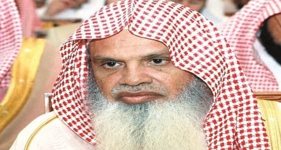 شاهد.. " الحذيفي " يبكي وهو في المحراب النبوي