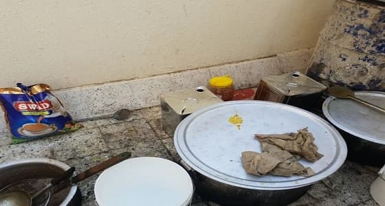 بالصور.. إغلاق مطبخ عشوائي على سطح عمارة سكنية بمكة