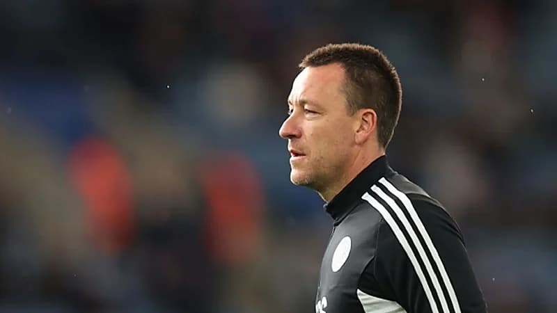 تحديد مستقبل جون تيري مع الشباب خلال ساعات