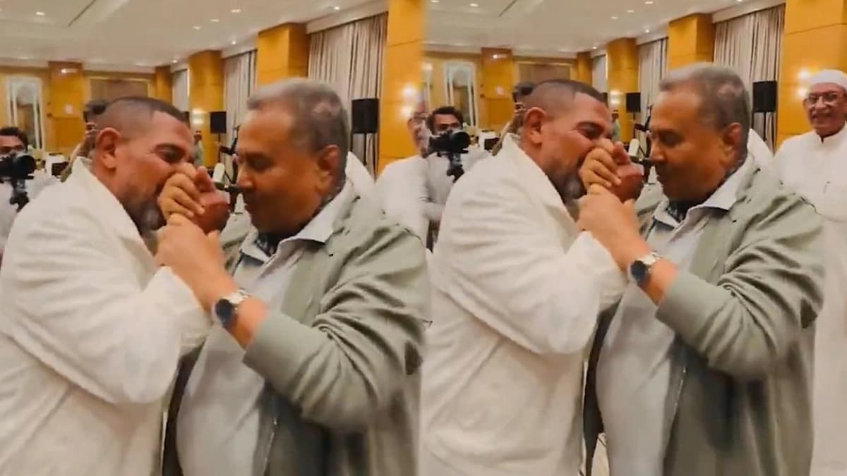 المايسترو هاني فرحات يقبل رأس الفنان محمد عبده.. فيديو