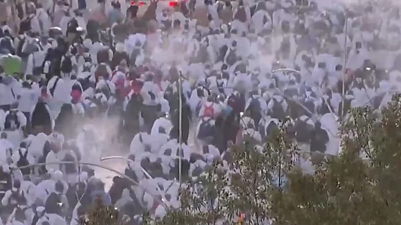 حشود غفيرة من ضيوف الرحمن تتجه إلى صعيد مزدلفة.. فيديو