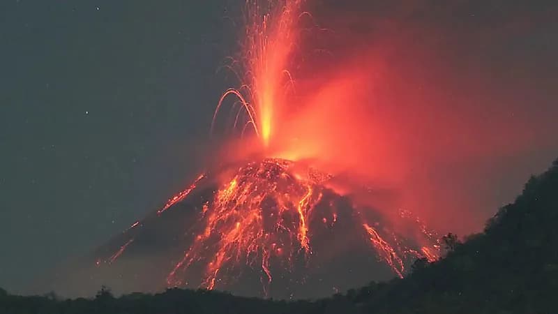 ثوران بركان ليووتوبي يشل حركة الطيران في إندونيسيا.. فيديو