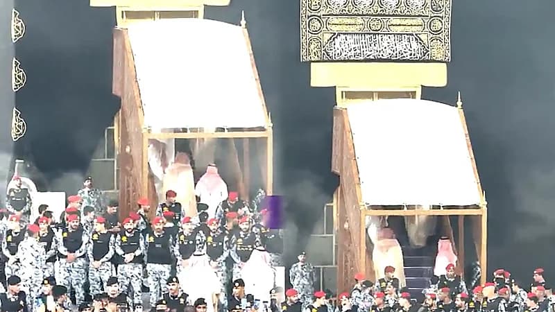 مراسم غسل الكعبة المشرفة.. فيديو