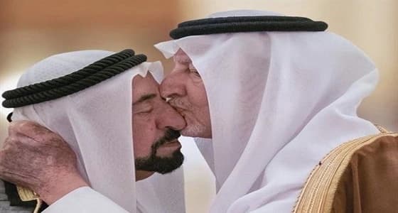 بالفيديو.. لحظة تعزية الأمير خالد الفيصل حاكم الشارقة في وفاة نجله