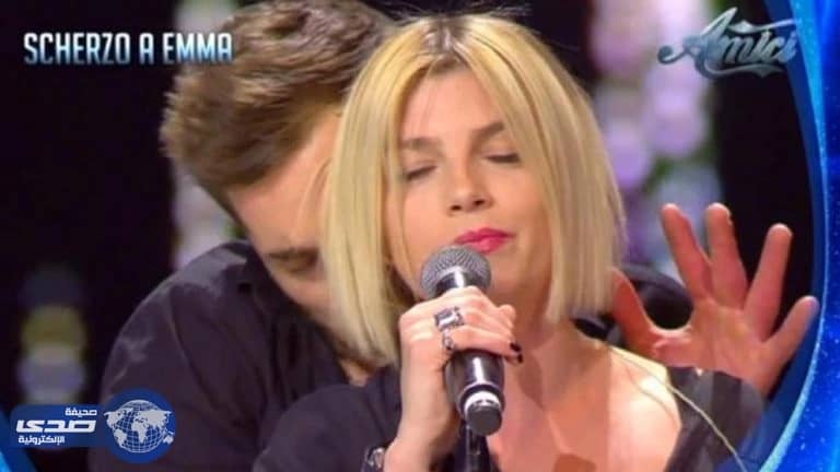 بالصور.. راقص يتحرّش بمغنيّة يثير غضباً واسعاً على الأنترنت