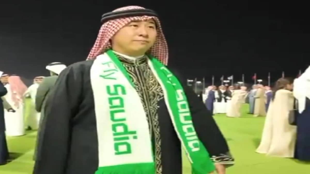 ياباني يرتدي الزي السعودي ويتقن العربية خلال مشاركته بكأس السعودية.. فيديو