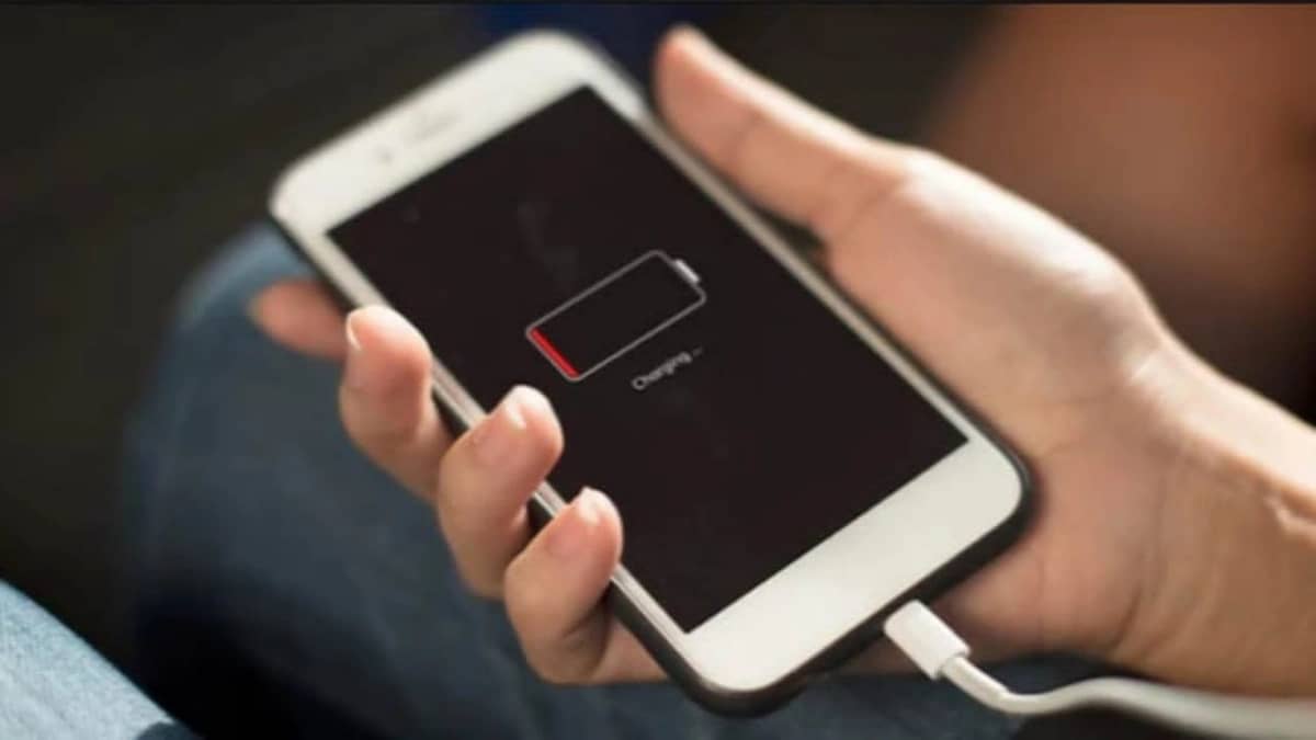 خبير تقني يشرح طريقة ذكية لشحن الهاتف وإطالة عمر البطارية .. فيديو